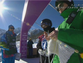 【放送事故】ソチ五輪中継で、編み物をしてる謎の人物が映り込むｗｗｗｗ