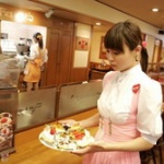 今日入ったファミレスの店員の女がアホだった