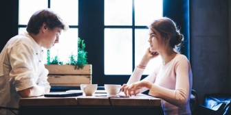 彼女が男友達に襲われかけたのに何もなかったかのように今も仲良くしてる・・・納得できない