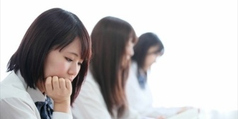 高校の入学初日に隣の人に「よろしくー」って挨拶したら「話しかけないでね」と言われた。それだけでも驚きだが更に…