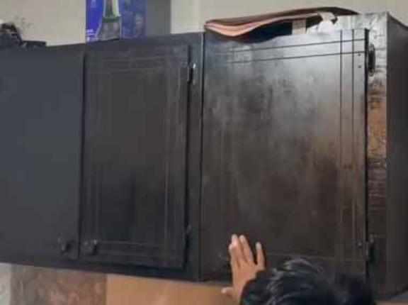 台所にヤツが現れた。棚の中に逃げたようだ → 男たちとの最後の戦いが始まった…