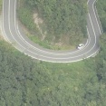 「崖から転落している」10代3人が乗った車が道路から約20メートル下に転落　１人が意識不明の重体