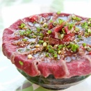 【山口】「マグロ丼かと思った」人気飲食店の“レアステーキ丼”でO157食中毒、10代女性は重症…“ほぼ生”のビジュアルに広がる衝撃