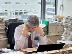 【速報】　立憲民主議員のデスク周り、完全に仕事が出来ない無能のそれにしか見えないｗｗｗｗｗｗｗｗ