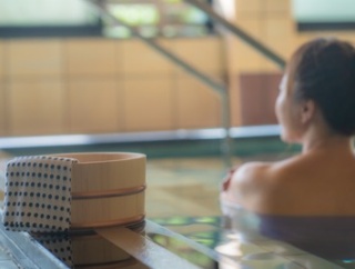 【炎上】元男性『性転換後に女風呂。20代のめちゃくちゃかわいい女の子いてドキドキしちゃいました笑』