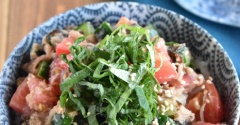 さっぱりヘルシー！「トマトときゅうりの塩昆布ツナ丼」