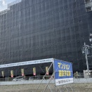 幟旗と横断幕で「ポレスター若里」マンション反対運動