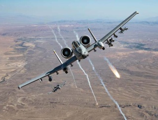 過酷な砂漠地帯上空でA-10サンダーボルトII攻撃機が編隊飛行！