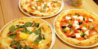 ピザ屋さんに入ったら食べ放題のお店だった。そこまでお腹すいてなかったし、彼にこの店出て別のところ行こうって言ったのにモジモジするだけ
