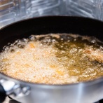 【唖然】揚げ物後ワイ「油めんどくさいから熱くてサラサラなうちに排水口に流したろ！！！！！」→！