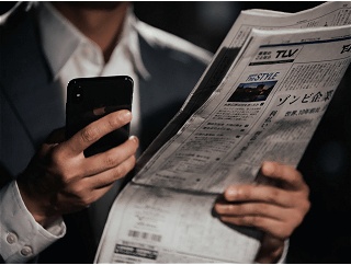 新聞と携帯電話の世帯年収別利用状況(最新)