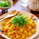 『キッチンバサミとフライパンのみで簡単調理！調味料はハウスエスニックガーデン タイ風クッキングペースト トムヤムミックスだけ！！「パクチーと鶏肉のエスニックチャーハン」【レシ�』の画像