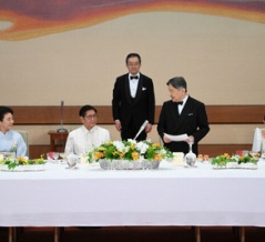 天皇夫妻主催の「宮中晩さん会」フィリピン大統領夫妻を迎えて・NMR掲載