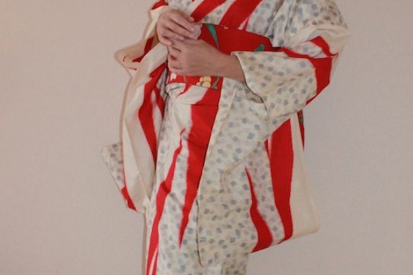 銘仙 着物 正絹 変わり蜀江 剣唐花 矢羽根 アンティーク着物 A-0656