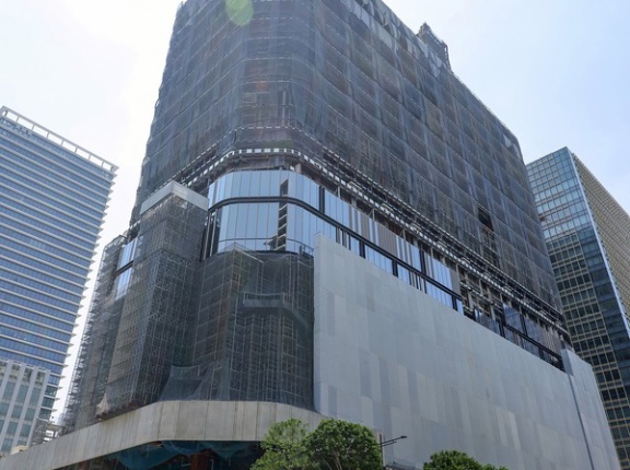 高さ約171m「TORANOGATE（トラノゲート）」の建設状況！虎ノ門駅直結の商業施設も配置されるオフィスビル（2026.5.16）