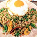 バンコクで日本人に人気の専門店「ガパオ・タ・ペー」で２食めも「辛さ４」（※ガパオ葉も赤・白使い分け）