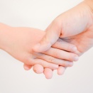 手を出したら指先を握られた