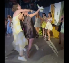 【海外】結婚式でブーケを奪い取ろうとする女性が酷過ぎると話題にｗ　海外の反応。