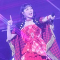 【画像】女性アイドルさん、巨乳に挟まれてしまうｗｗｗ