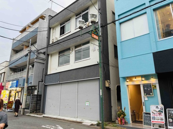 南林間駅ちかくの八百屋に貸店舗の貼紙でてる