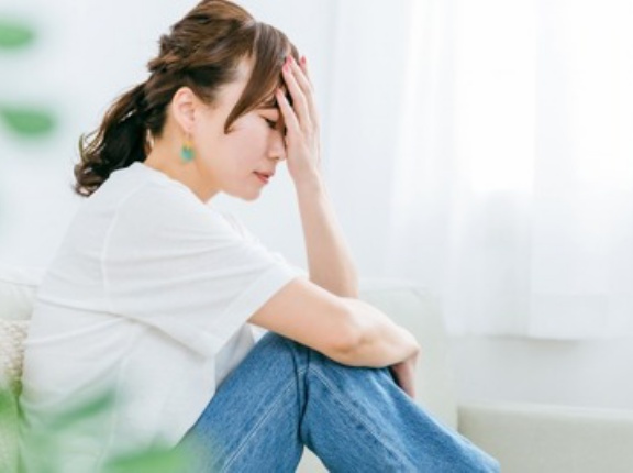 【速報】30代女性の5人に1人が『片頭痛』→ 年3兆円の損失へ…
