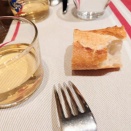 【テーブルマナー】マナの上級者しか知らない、パン皿がない時のパンを置く場所