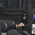 【ヒエッ…】 サブロー監督(49)、黒木コーチ(52)の肩を強引に引っ張る…怖い…