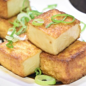 酸味が美味しい♪厚揚げのレモン醤油焼き