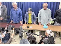 【はい確定】辺野古反基地団体、中国共産党の記者には冷房完備のグラスボートを上級国民待遇で用意。なお無力な高校生は海保と戦うための特攻ボートに乗せて溺死させる・・・