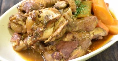 いろいろ入れて♪鶏手羽元のこってり煮込み