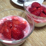『イチゴヨーグルトとイチゴのパンケーキ』の画像