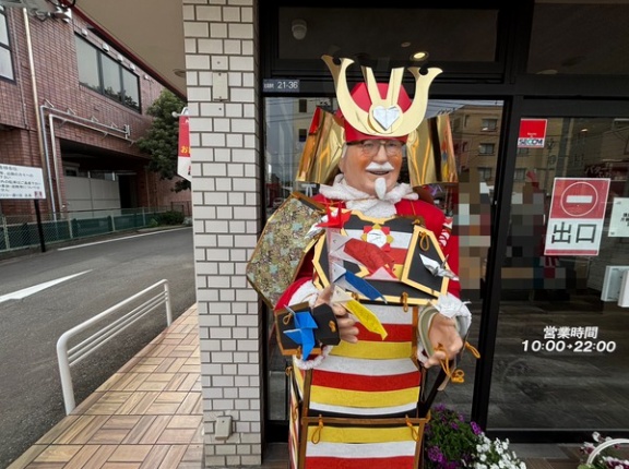 きょう5/1(木)。リコー通りのケンタのカーネルサンダースさん。兜(かぶと)で、かっこよくなってた。(沼津市北高島町)