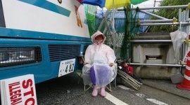 琉球新報「雨の中、座り込んでいた市民が警察にビーチパラソルを奪われた。視覚障碍者だぞ！」