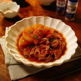 『皮ごと丸ごと大根をいただく☆電子レンジでささっとお手軽簡単調理！！！パクパクごはんが進み体もポカポカあったか料理♪「ごま油香る☆大根と豚こまの甘辛和風ジンジャー煮」【レシ』の画像