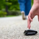 おじいさん「……」財布ﾎﾟﾄｯ　トッモ「財布落としましたよ」おじいさん「ありがとう」