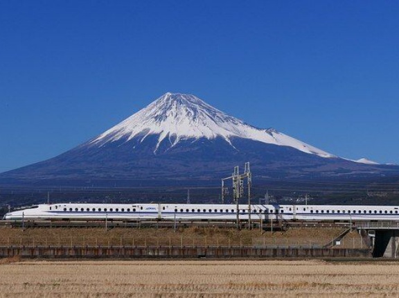 海外「東京～大阪間の移動手段で飛行機よりも新幹線の方が人気なのは何故だろう？」日本国内の移動に対する海外の反応