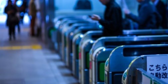 今の職場は自宅から近いけど精神的辛い。往復5時間かかる職場への転職を考えてるけど、どうだろう？