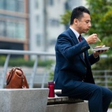 『【疑問】都内勤務28歳、月給24万の年収360万円で結婚って厳しいか？？？』の画像