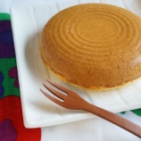 『50代女子のおやつ　炊飯器で作るほったらかし蒸しパン風ケーキの出来立て熱々』の画像