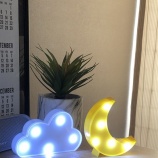 『部屋に置くだけでポップで可愛い空間に大変身！キャンドゥのマーキーライト』の画像