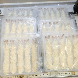 大量の特大エビフライを揚げた