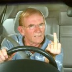 電車でずっと立っていた老人に席を座席を譲ったら怒られた。　もう二度と永久に老人には座席を譲ってやらないからな！