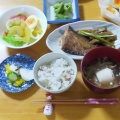 夜の芝生でヨガ