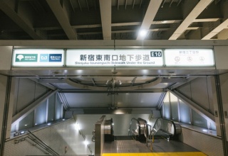 【呆然】地下鉄「なんかコンクリートの隙間から地下水が染み出してるからとりあえずビニールで覆っとくか....」→結果→