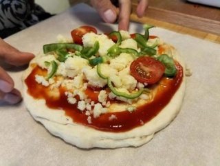 家庭科の授業で調理したピザを食べて複数の生徒が体調不良 塩｢3つまみ｣を理解できずに調理し塩分過多か