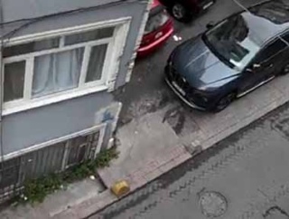 【お前を見ているぞ】 ４階の窓から通りの風景を撮っていた。何か視線を感じるなぁ → すると…