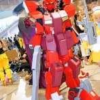 【画像】ロボットのコスプレってガチで本物のロボに観える超クオリティのコスやアイデア勝負の面白いコスも多くて観てて楽しいよな