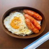 『目玉焼きシャウエッセン弁当』の画像