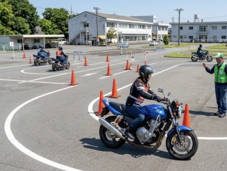 バイク教習申し込んだら最短で10月下旬から入所らしいのだが