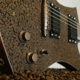 『コーヒー豆とレジンでギターを作ってみた』の画像